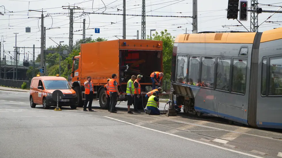 Mitarbeiter der Verkehrsbetriebe arbeiten mit Hochdruck an dem Problem. Mitarbeiter der Verkehrsbetriebe arbeiten mit Hochdruck an dem Problem.