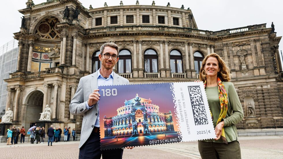Semperoper-Intendantin Nora Schmid (re.) zeigt mit Benjamin Löwen von der Deutschen Post die neue Briefmarke auf dem Theaterplatz Semperoper-Intendantin Nora Schmid (re.) zeigt mit Benjamin Löwen von der Deutschen Post die neue Briefmarke auf dem Theaterplatz