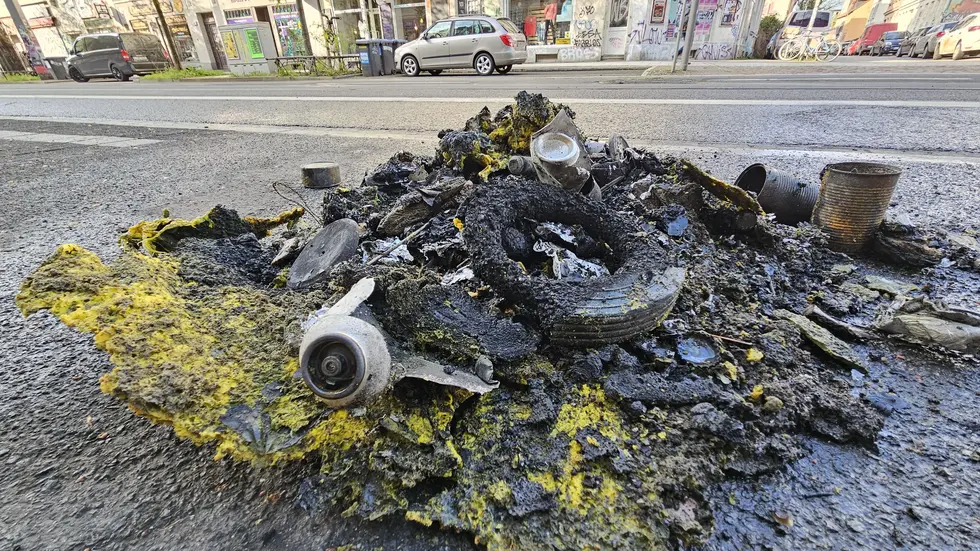 Die Überreste der Brandstiftungen im Leipziger Stadtteil Connewitz am Dienstagmorgen.