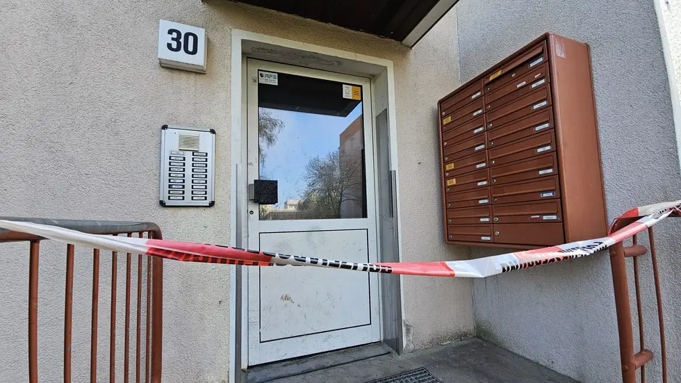 Die Polizei hat den Eingang zu dem Mehrfamilienhaus abgesperrt.