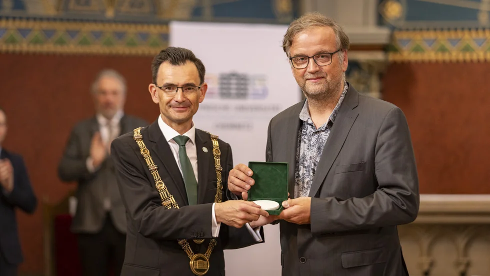 Die Ehrung erfolgte erstmals im Rahmen einer Graduiertenfeier: Rektor Prof. Dr. Gerd Strohmeier (l.) überreichte die Ehrenmedaille der Technischen Universität Chemnitz an Prof. Dr. Oliver G. Schmidt. 