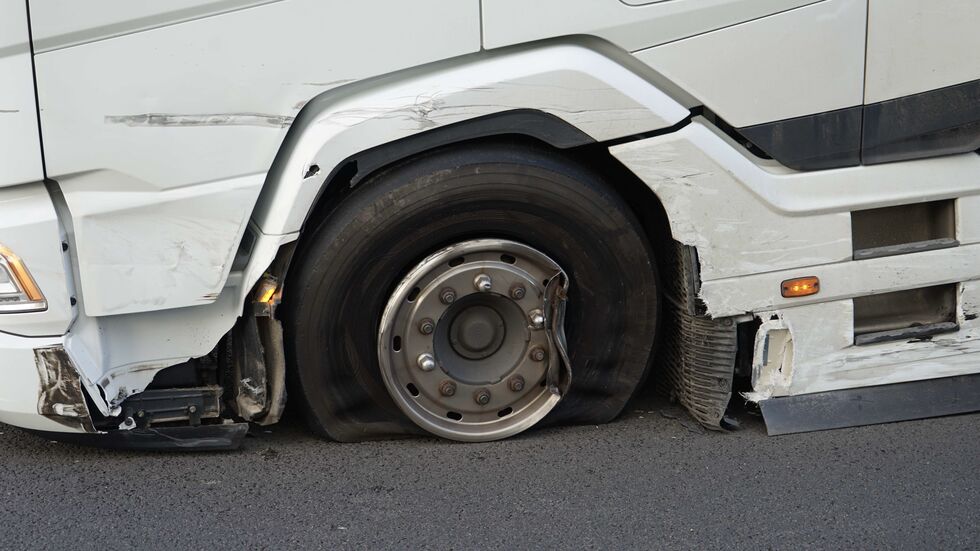 Der Lkw wurde unfreiwillig tiefergelegt. Der Lkw wurde unfreiwillig tiefergelegt.
