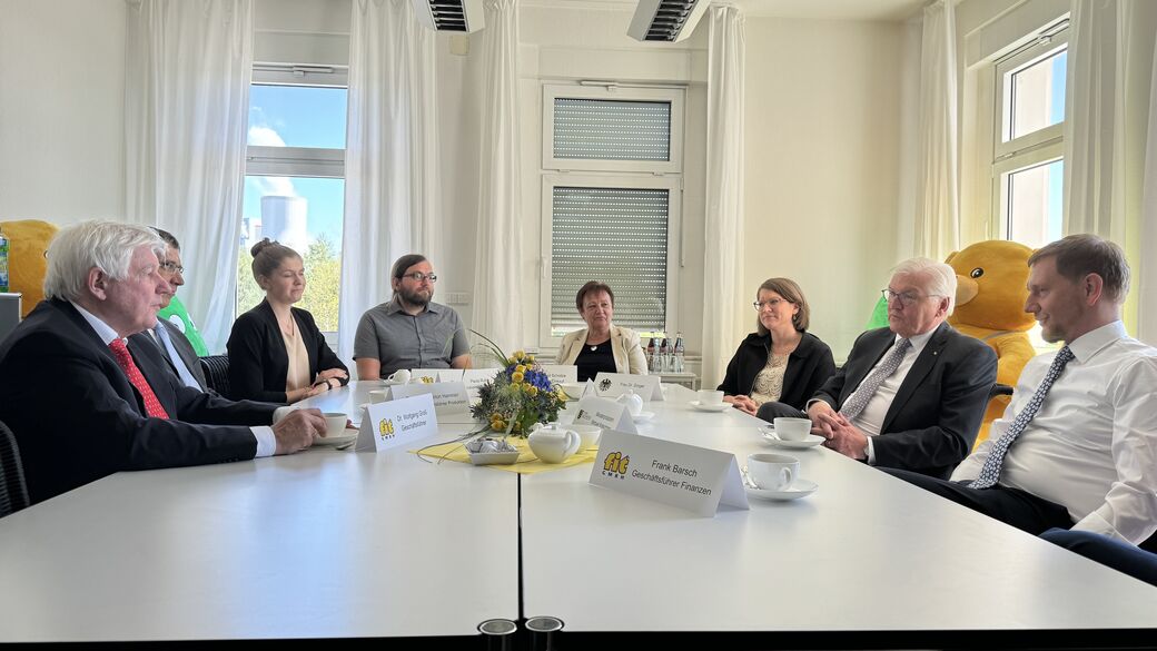 Im anschließenden Gespräch mit Vertretern der Geschäftsführung, dem Betriebsrat und einer Auszubildenden wird dem Staatsoberhaupt u.a. die Geschichte des Unternehmens geschildert. 