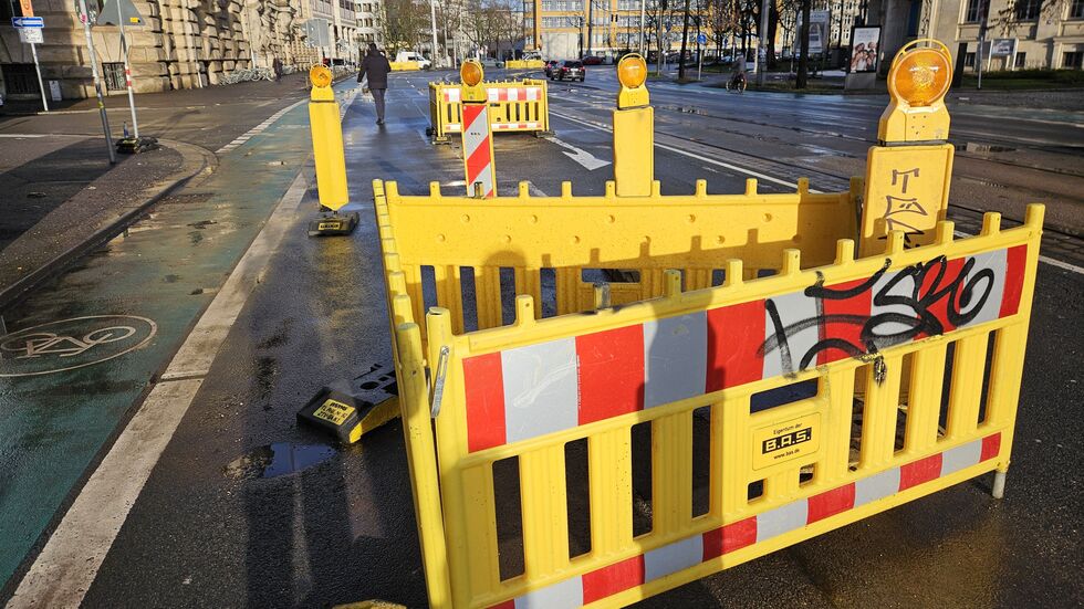 Mehrere tiefe Schlaglöcher auf dem Innenstadtring sorgen für Sperrungen. Mehrere tiefe Schlaglöcher auf dem Innenstadtring sorgen für Sperrungen.
