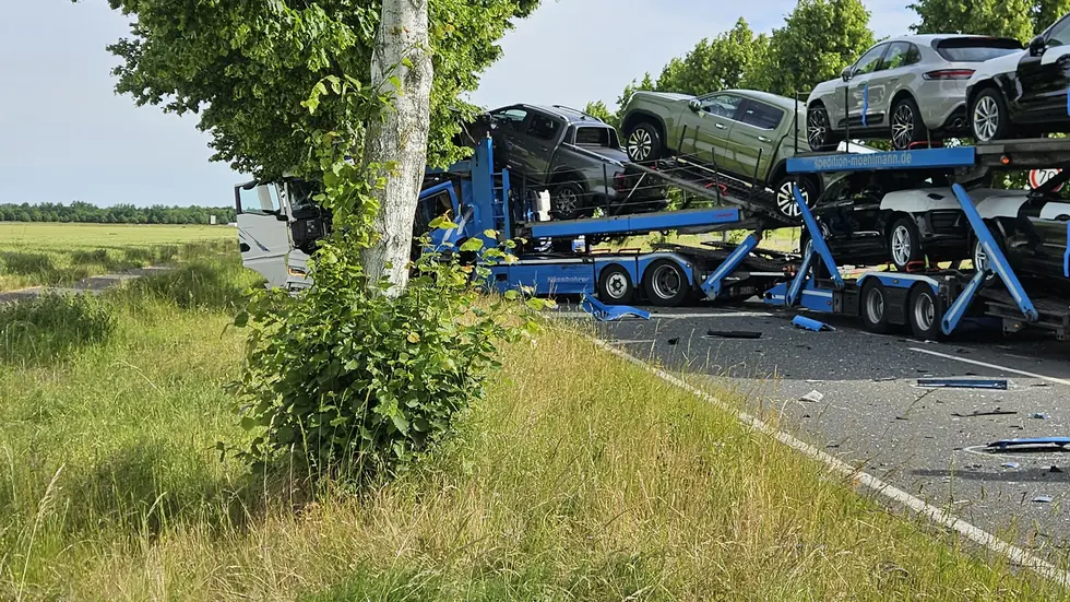 Der beschädigte Autotransporter auf der Radefelder Allee in Leipzig-Lützschena. Der beschädigte Autotransporter auf der Radefelder Allee in Leipzig-Lützschena.