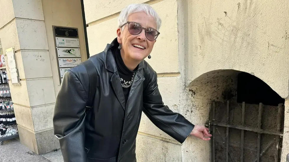 Stadtführerin Silvia Kolbe vor der kleinen Tür in der Hainstraße. Stadtführerin Silvia Kolbe vor der kleinen Tür in der Hainstraße.