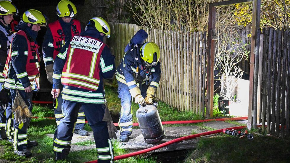 Die Einsatzkräfte stießen beim Löschen auch auf Gasflaschen. Die Einsatzkräfte stießen beim Löschen auch auf Gasflaschen.