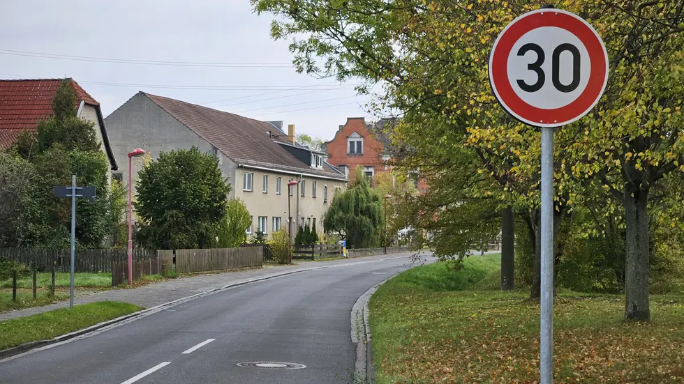 Das in diesem Jahr neu eingerichtete 30er-Tempolimit auf der Brandiser Straße in Engelsdorf und Baalsdorf gilt auf einer Länge von 1,8 Kilometern. Das in diesem Jahr neu eingerichtete 30er-Tempolimit auf der Brandiser Straße in Engelsdorf und Baalsdorf gilt auf einer Länge von 1,8 Kilometern.
