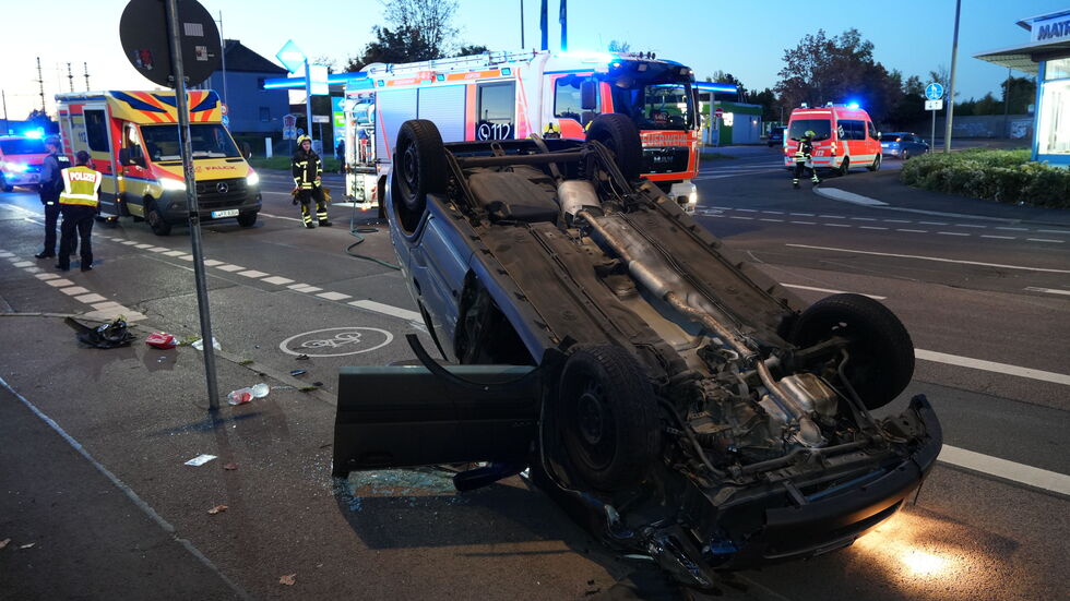 Bei dem Unfall auf der Essener Straße hatte sich am Samstagabend ein Auto überschlagen