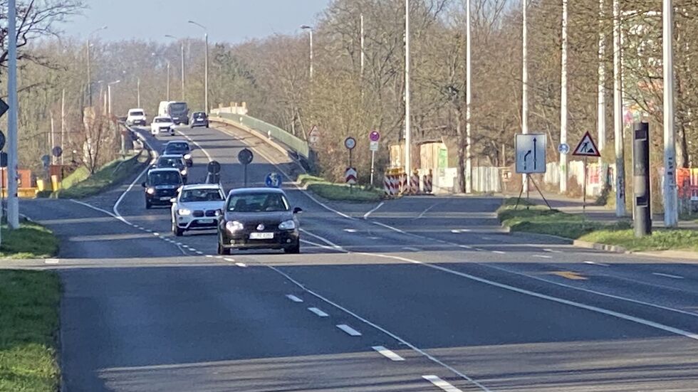 Die Brücke auf der wichtigsten Leipziger Verkehrsader im Süden wird ab Montag bis Herbst vollgesperrt. Die Brücke auf der wichtigsten Leipziger Verkehrsader im Süden wird ab Montag bis Herbst vollgesperrt.