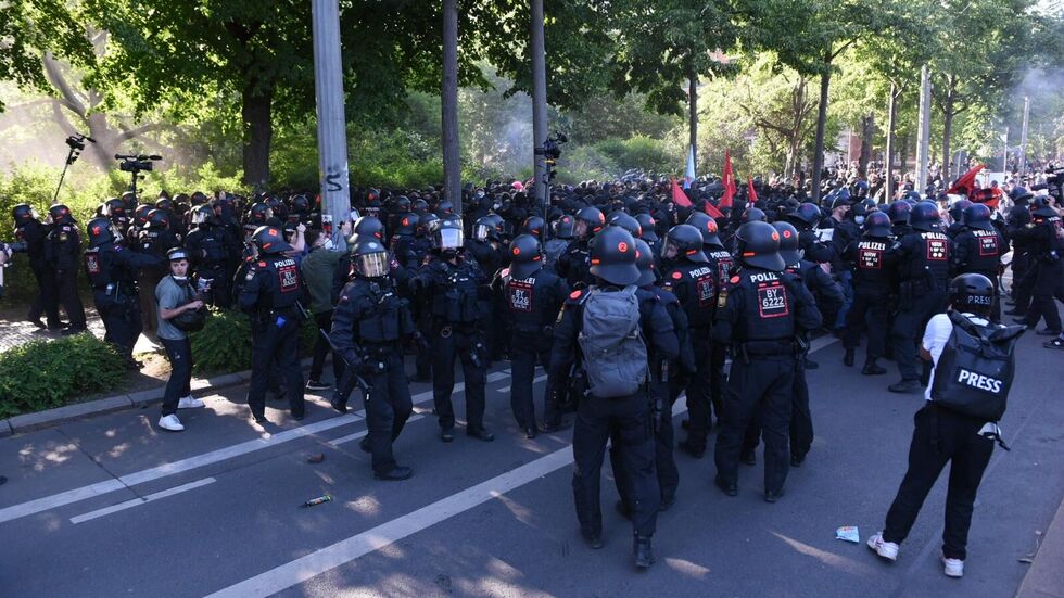 Die Demo am Alexis-Schumann-Platz eskaliert am Samstagnachmittag. Die Demo am Alexis-Schumann-Platz eskaliert am Samstagnachmittag.