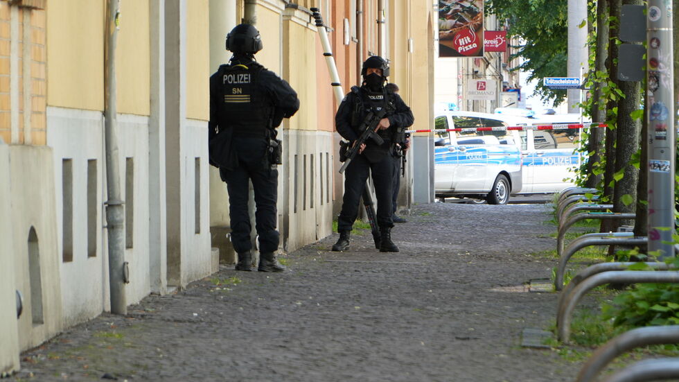 Schwer bewaffnete Polizisten bei dem Einsatz auf der Gorkistraße in Leipzig.