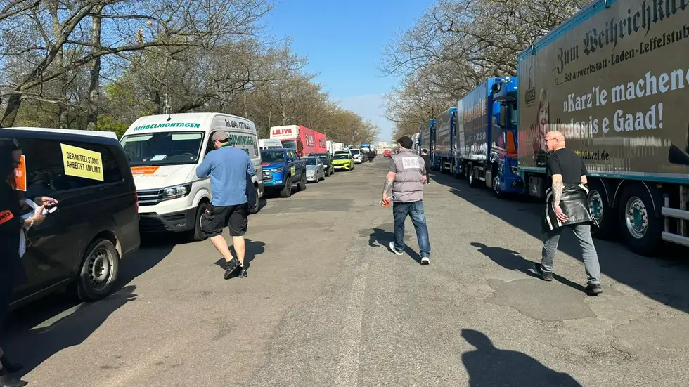 Einige Teilnehmer kurz vorm Start auf dem Weg zu ihren Fahrzeugen.