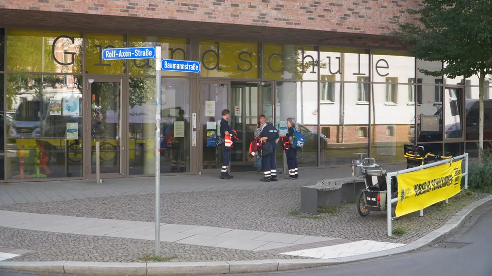 Einsatzkräfte vor der Grundschule am grünen Gleis in Leipzig-Kleinzschocher. Einsatzkräfte vor der Grundschule am grünen Gleis in Leipzig-Kleinzschocher.
