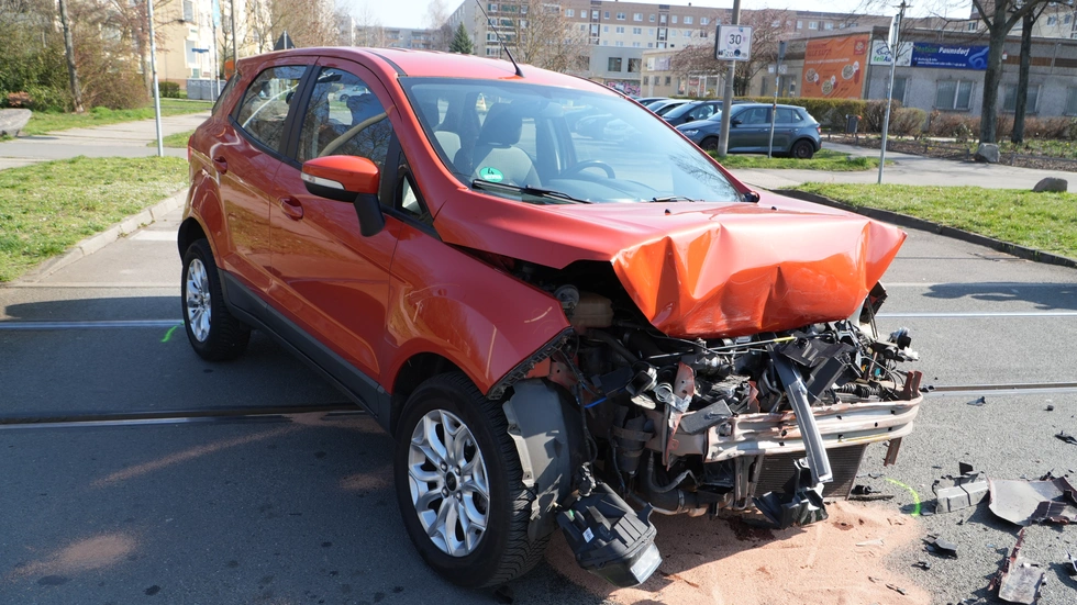 Nur noch das ist von dem Auto nach dem Zusammenprall übrig.