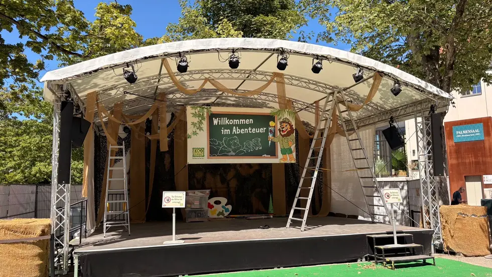 Hier wird die Kinder-Schulanfangsbühne fürs Wochenende aufgebaut. Hier wird die Kinder-Schulanfangsbühne fürs Wochenende aufgebaut.
