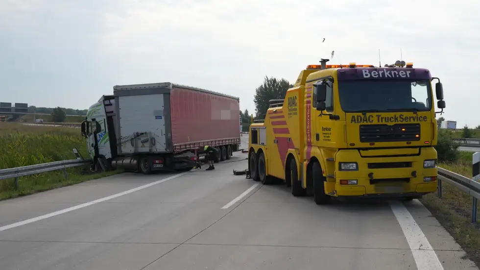 Die Bergung des Fahrzeugs dauert an. Die Bergung des Fahrzeugs dauert an.