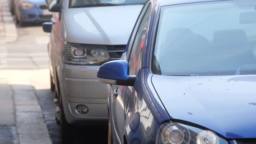 Symbolbild: (c) 123rf Vereshchagin Dmitry parkende Autos