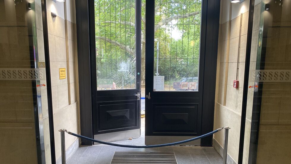 Durch die kaputte Scheibe sollen die Angreifer auch noch Buttersäure ins Gebäude geschüttet haben.