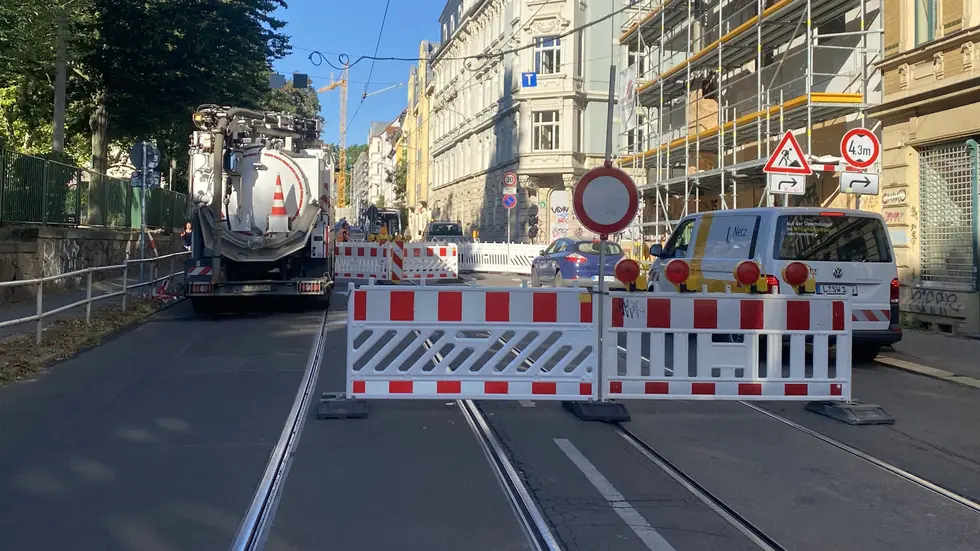 Das Loch soll im Laufe des Freitags geflickt werden, wieder freigegeben werden kann die Straße aber frühestens am Samstag. Das Loch soll im Laufe des Freitags geflickt werden, wieder freigegeben werden kann die Straße aber frühestens am Samstag.