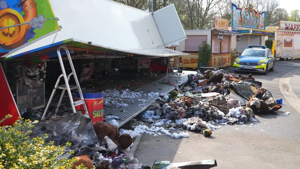 Tag 1 nach dem verheerenden Brand, die Polizei ist zur Untersuchung vor Ort: Ein Schausteller-Stand auf der Leipziger Kleinmesse wurde bei dem Brand schwer beschädigt, viele Kuscheltiere verkohlten. 