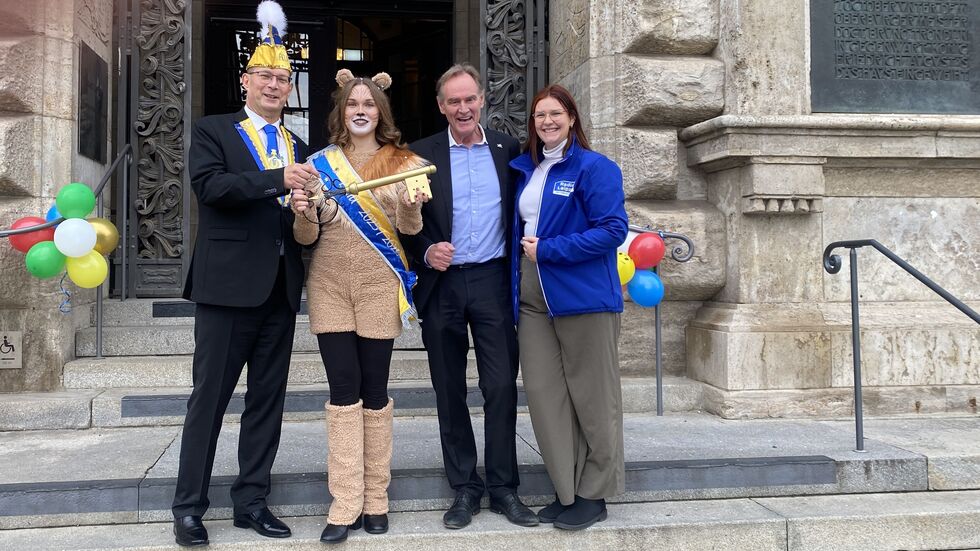 Schlüsselübergabe um 11.11 Uhr vor dem Leipziger Rathaus. Schlüsselübergabe um 11.11 Uhr vor dem Leipziger Rathaus.