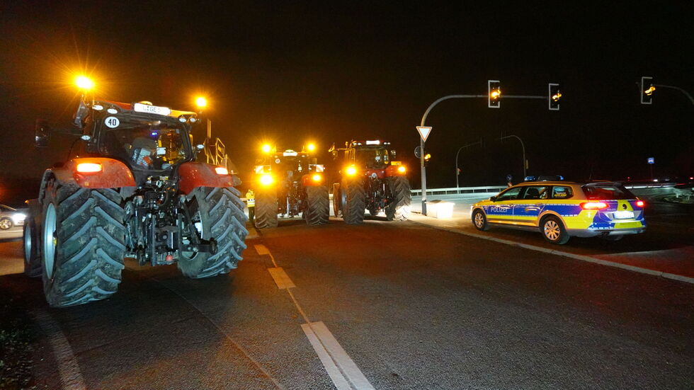 Traktoren am Montagmorgen an der Anschlussstelle Leipzig-Ost.
