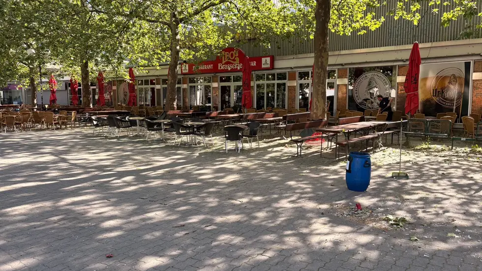 Hier vor Leo's Brasserie in der Leipziger Innenstadt kam es zu den Zusammenstößen, am Tag danach sind die Scherben noch überall zu sehen. Hier vor Leo's Brasserie in der Leipziger Innenstadt kam es zu den Zusammenstößen, am Tag danach sind die Scherben noch überall zu sehen.