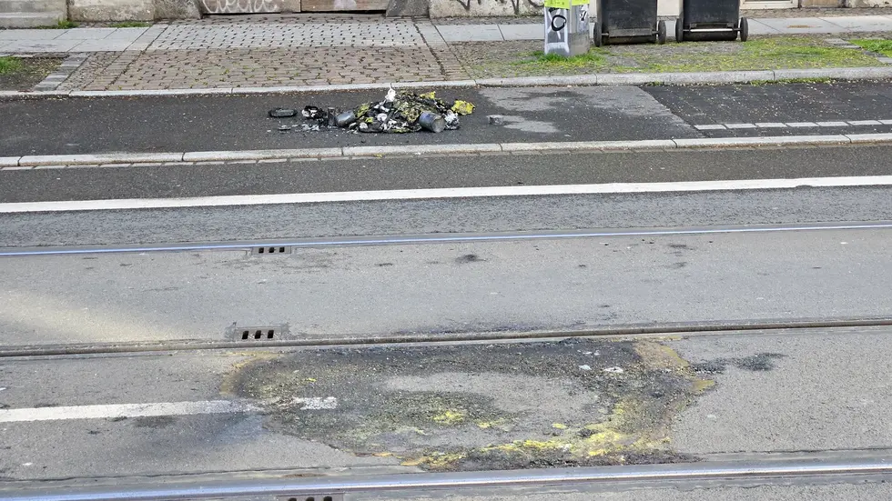 Mitten auf die Bornaische Straße (Höhe Hammerstraße) in Connewitz stellten Chaoten eine Mülltonne und zündeten diese an - am Dienstagmorgen sind noch die Überreste der gestörten Aktion sichtbar.