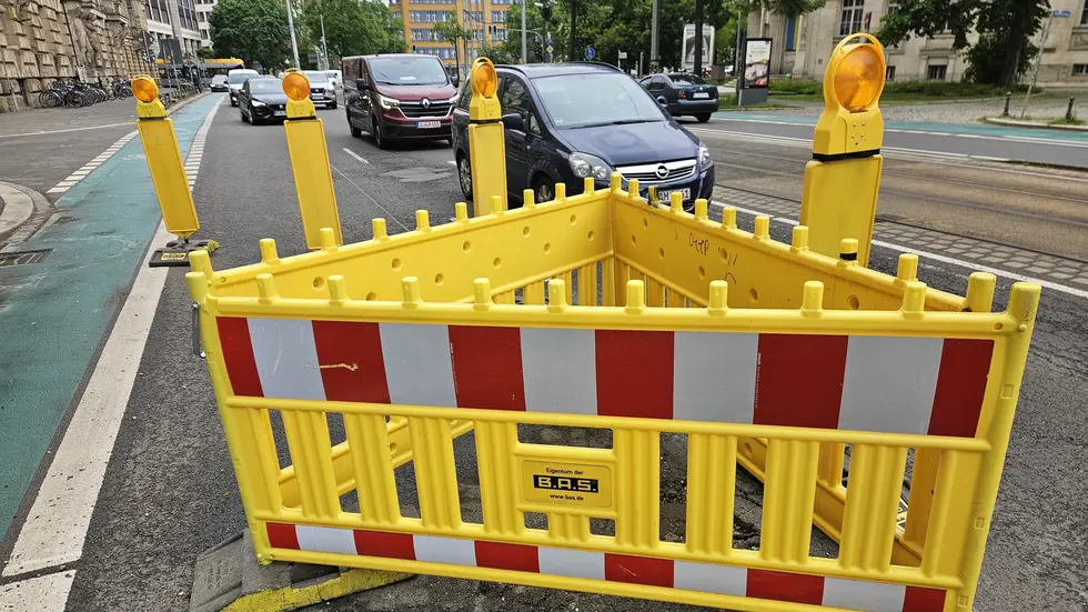Wieder an der gleichen Stelle: Das abgesperrte Schlagloch auf dem Leipziger Ring.