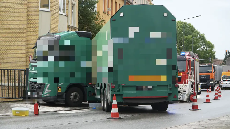 Der große Lkw steht seit Montagmorgen quer auf der Bundesstraße und blockiert sie. Wie er in diese Lage geriet, ist bisher nicht bekannt. Der große Lkw steht seit Montagmorgen quer auf der Bundesstraße und blockiert sie. Wie er in diese Lage geriet, ist bisher nicht bekannt.