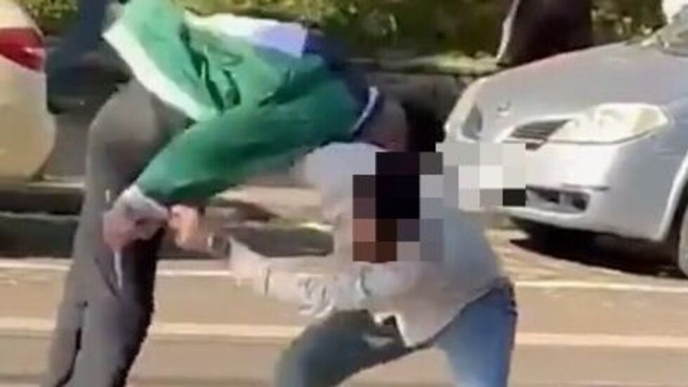 Der Mann links mit der grünen Jacke versucht mehrmals seinem Kontrahenten rechts, einen Kopfstoß zu verpassen. Dabei hält er in seiner rechten Hand ein Messer, was der andere versucht abzuwehren, indem er die Hand festhält.