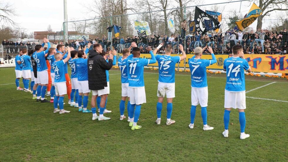 Die Lok-Spieler bedankten sich nach dem Sieg bei ihren Fans.