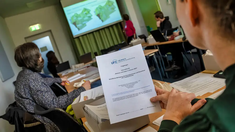 Die Wissenschaftler vom Helmholtz-Zentrum bei der Auswertung der Ergebnisse von knapp 700 beantworteten Fragebögen für die 12. Studie zum Leben in der mit aktuell rund 48.000 Einwohnern größten Plattenbausiedlung Leipzigs (Grünau).