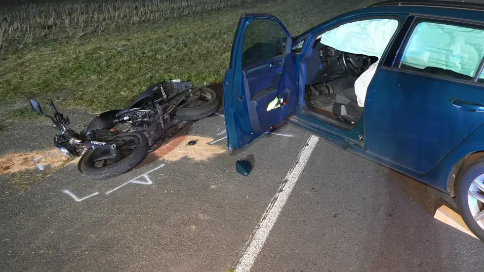 Passiert ist der Unfall offenbar, als der Biker den Golf überholen und dieser gerade in einen Feldweg abbiegen wollte. Passiert ist der Unfall offenbar, als der Biker den Golf überholen und dieser gerade in einen Feldweg abbiegen wollte.