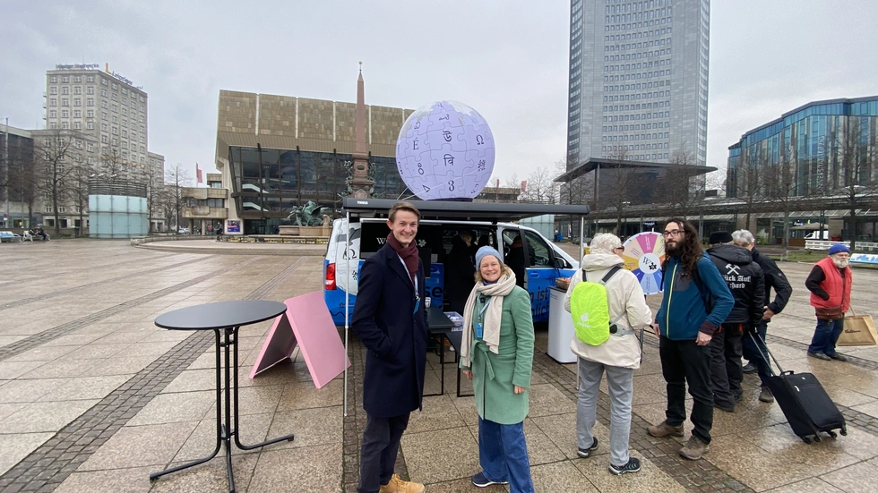Der Administrator Johannes Richter mit der Wikimedia-Community-Leiterin Nina Leseberg vor dem Wikipedia Tourbus. Der Administrator Johannes Richter mit der Wikimedia-Community-Leiterin Nina Leseberg vor dem Wikipedia Tourbus.