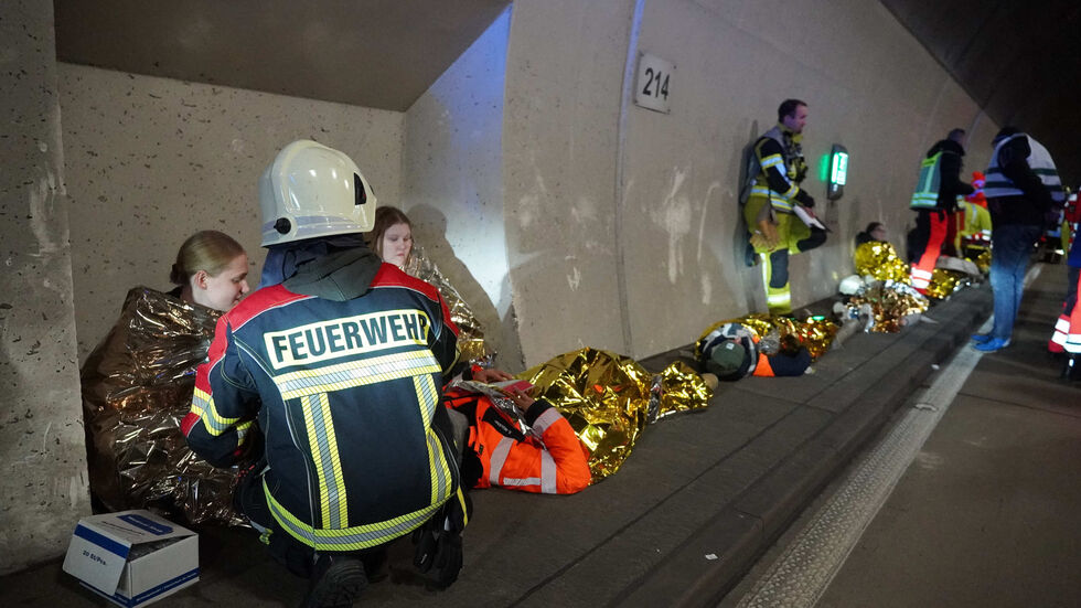 Ein Schleuser-PKW ist mit einem Auto zusammengestoßen, es gibt mehrere Verletzte. Ein Schleuser-PKW ist mit einem Auto zusammengestoßen, es gibt mehrere Verletzte.