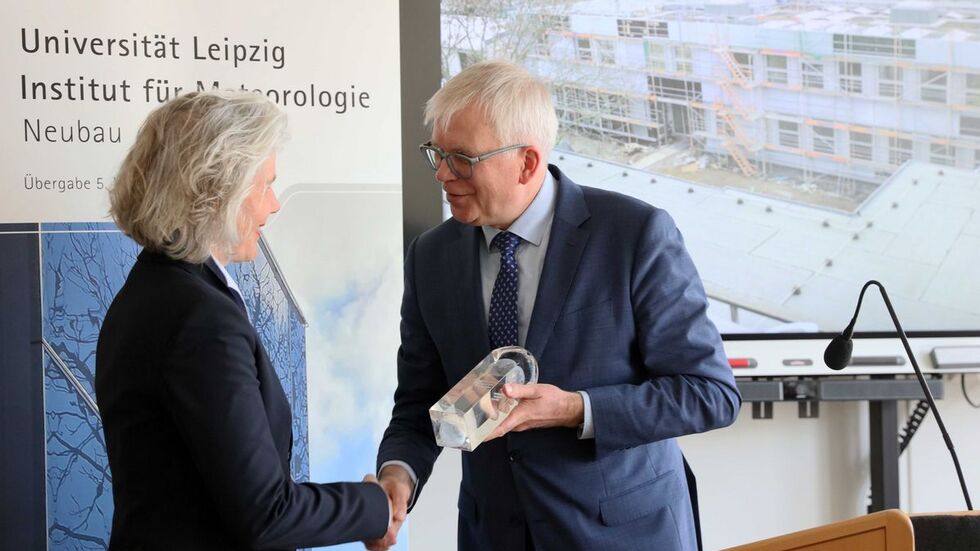 Staatsminister Hartmut Vorjohann übergibt den Schlüssel für das neue Institut an Eva Inés Obergfell, Direktorin der Universität Leipzig