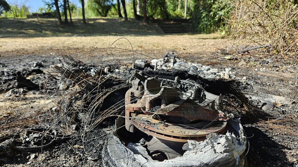 Von dem Auto ist nicht viel übrig geblieben. Von dem Auto ist nicht viel übrig geblieben.