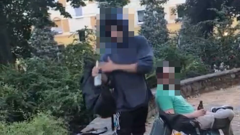 Langsam stellte er sein Bier und den Rucksack ab ... Langsam stellte er sein Bier und den Rucksack ab ...