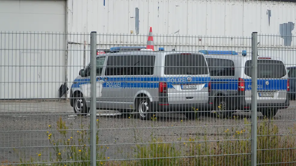 Die Polizei unterstützt den Einsatz des nordsächsischen Landratsamtes in Dölzig. Die Polizei unterstützt den Einsatz des nordsächsischen Landratsamtes in Dölzig.
