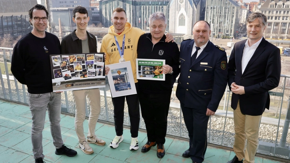 Felix Straube mit den ersten Gratulanten.  Tom Scheunemann, Moderator Florian Eib, Felix Straub, Bernd Merbitz, René Demmler und Heiko Rosenthal (v. l.).