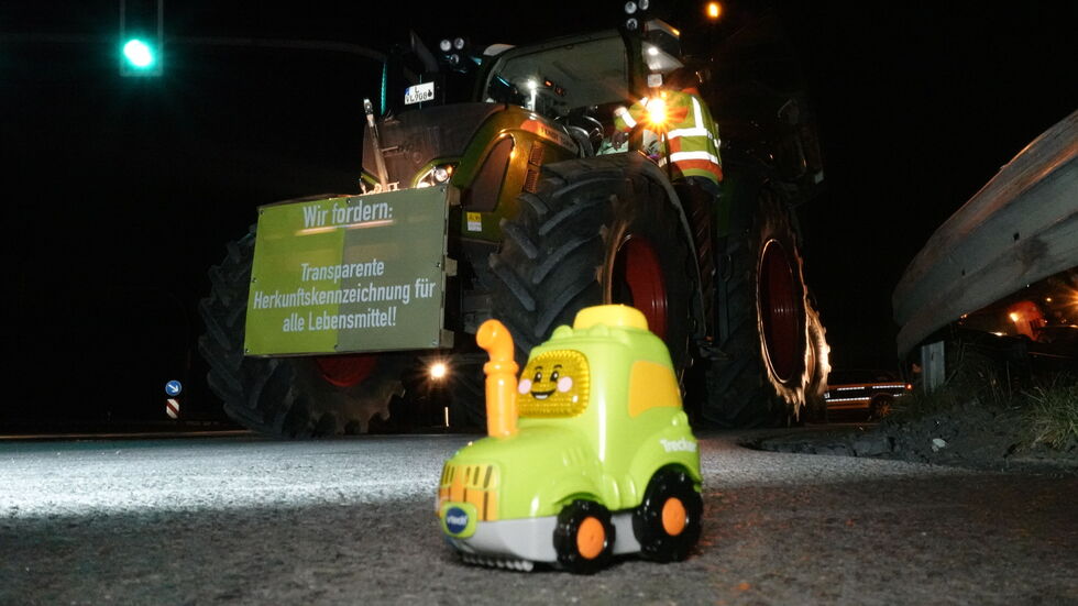 Einige Landwirte haben auch kleine Spielzeugautos mitgebracht.