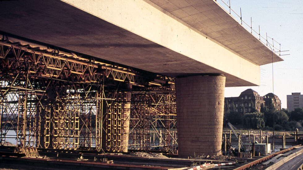 Die Carolabrücke 1970 im Bau, damals noch Dr. Rudolf Friedrichs-Brücke 