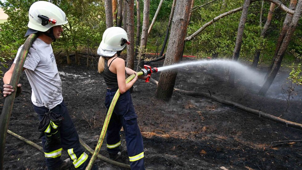 Viele Feuerwehrleute löschten wegen der großen Hitze später mit leichterer Bekleidung. Viele Feuerwehrleute löschten wegen der großen Hitze später mit leichterer Bekleidung.