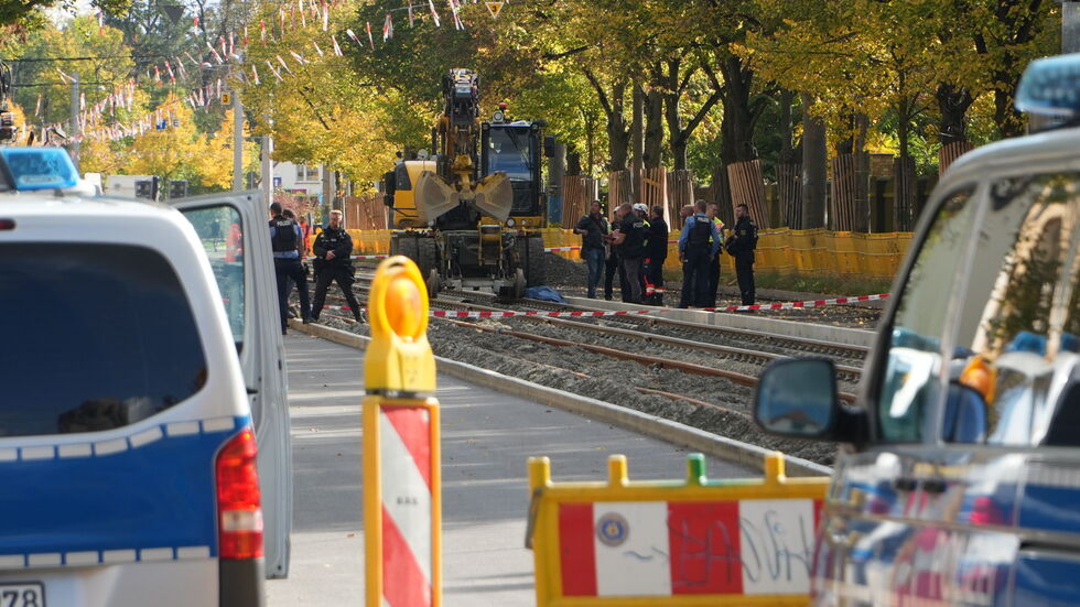Prager Straße: Blick auf die Unfallstelle. Der Bagger soll den Bauarbeiter überfahren haben.