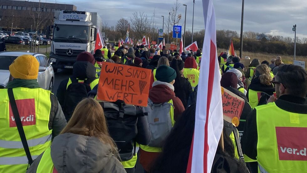 Die Krankenhausmitarbeiter sind mit ihrer Demo durch den Leipziger Stadtteil Probstheida gezogen. Die Krankenhausmitarbeiter sind mit ihrer Demo durch den Leipziger Stadtteil Probstheida gezogen.