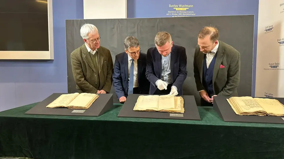 Präsentation der Schriftenfunde im Stadtarchiv Leipzig, v.l.: Peter Wollny, Hans-Joachim Knölker, Bernd Koska und Michael Ruprecht. Präsentation der Schriftenfunde im Stadtarchiv Leipzig, v.l.: Peter Wollny, Hans-Joachim Knölker, Bernd Koska und Michael Ruprecht.