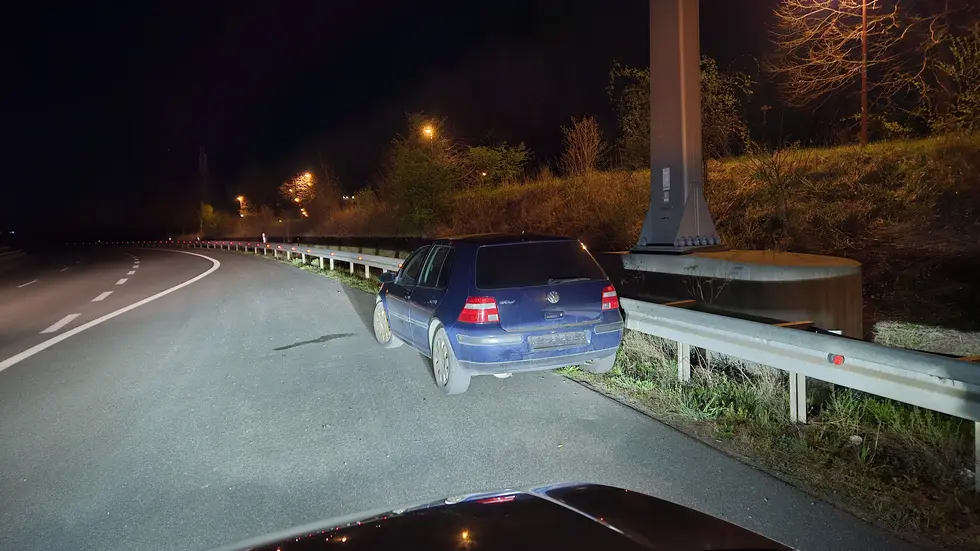 Das verlassene Auto "parkt" an der Leitplanke an der Maximilianallee.