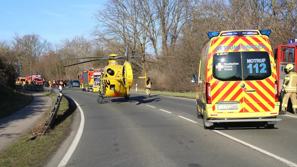 Auf der B87 zwischen Markranstädt und Leipzig nördlich vom Kulkwitzer See ist am Mittwochnachmittag ein Rettungshubschrauber gelandet. Auf der B87 zwischen Markranstädt und Leipzig nördlich vom Kulkwitzer See ist am Mittwochnachmittag ein Rettungshubschrauber gelandet.